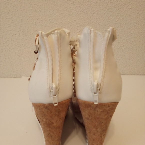 Shoe dazzle White Faux Leather Rhinestone Ankle 5 I/2" Wedge Heels sz 9 - Picture 8 of 14